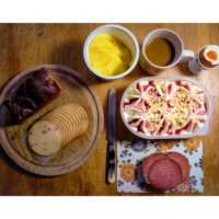Sylvia Heinis <br>
<p class="has-text-align-right has-large-font-size">Himbeereis zum Frühstück</p><br>
<br>ich seh dich noch wie heut'
<br>du trugst ein Hochzeitskleid
<br>und bald schon solltest du seine Frau sein.
<br>Ich wollt' dich aus Spaß entführ'n
<br>und ich brachte dich zu mir.
<br>Es war ein Spiel - doch dann bliebst du hier.
<br>
<br>Himbeereis zum Frühstück
<br>Rock'n'Roll im Fahrstuhl
<br>du und ich - wir waren hoffnungslos verrückt.
<br>Himbeereis zum Frühstück.
<br>Träumend durch den Sommer.
<br>Mit der Berg- und Talbahn fuhren wir ins Glück.
<br>
<br>die Zeit verging im Flug.
<br>Ich hatte nie genug von dir
<br>und deinen verrückten Träumen.
<br>Auch wenn ich dich nicht halten kann
<br>zieh das Kleid noch einmal an
<br>dein Hochzeitskleid - denn so fing es an.
<br><p class="has-text-align-right">Hoffmann & Hoffmann</p>