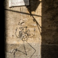 Jana Dostal
<br><br>
<p class="has-text-align-right has-large-font-size">„Der Hutmacher“</p>
<br>
Diese Kritzelei lädt durch dieses schelmische Lächeln und die Bewegung in die fremde Welt des Schattens ein. <br>Mein Sohn meint Sie erinnert stark an den Hutmacher aus Alice in Wunderland.